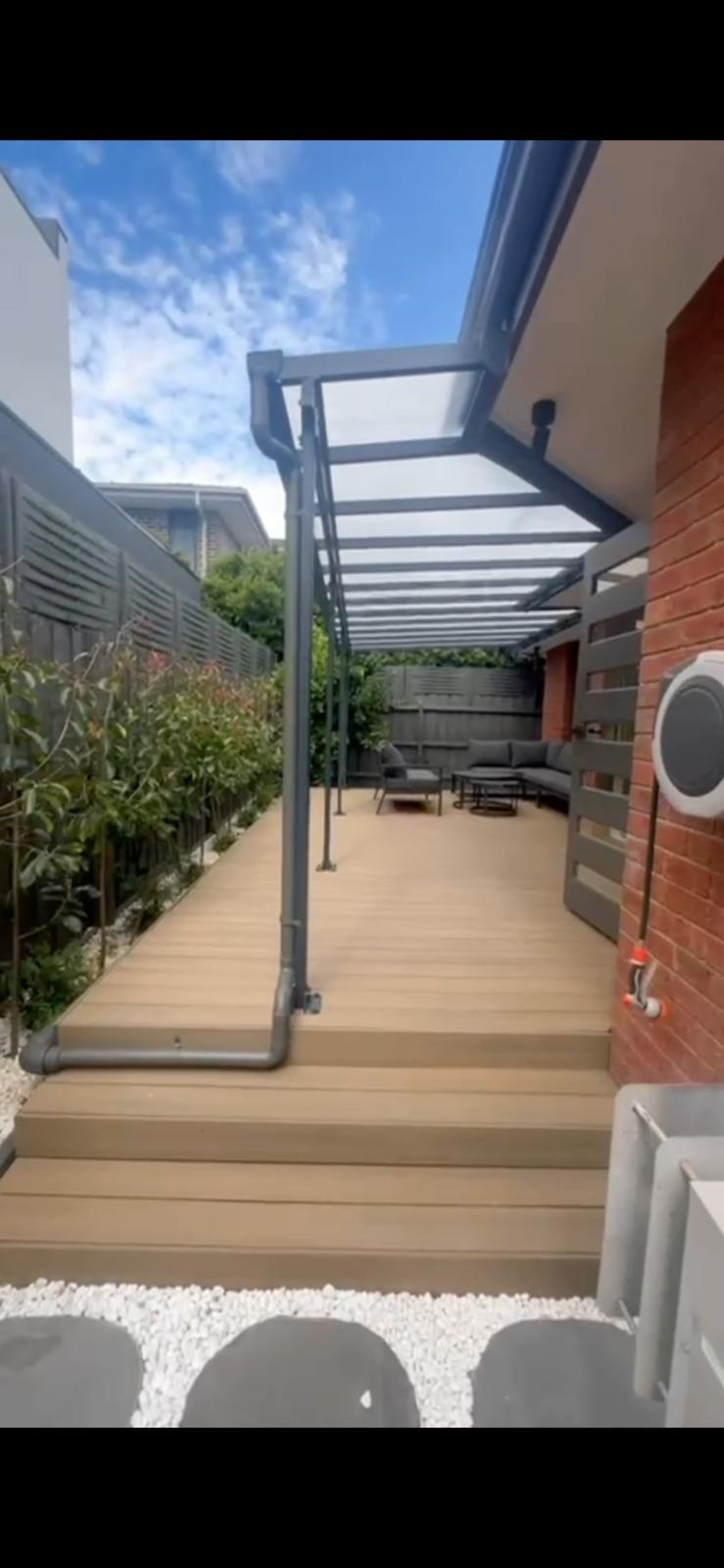 הקמת גינה הכוללת פרגולת אלומיניום דק דמוי עץ צמחייה משטח חצץ ואבני מדרך